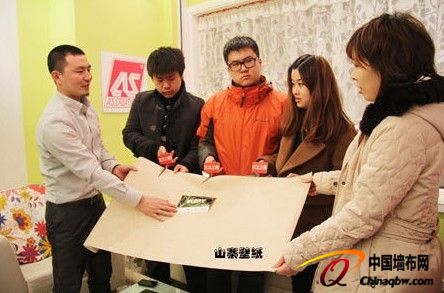 德國艾仕壁紙市場部經理彭鵬還接受了多家媒體記者的訪問